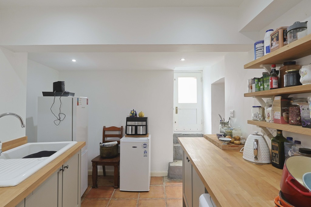 Lot: 183 - MID-TERRACE PROPERTY ARRANGED OVER THREE FLOORS IN POPULAR LOCATION - Kitchen towards back door